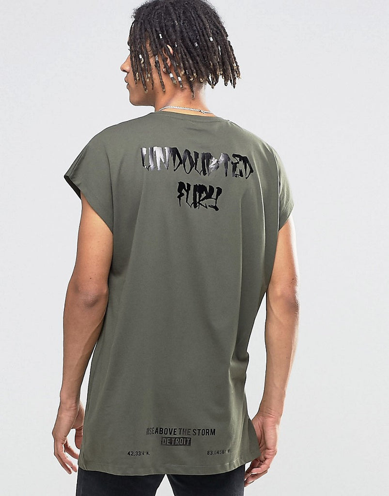 Camiseta extragrande sin mangas en color caqui con estampado muy brillante en la espalda